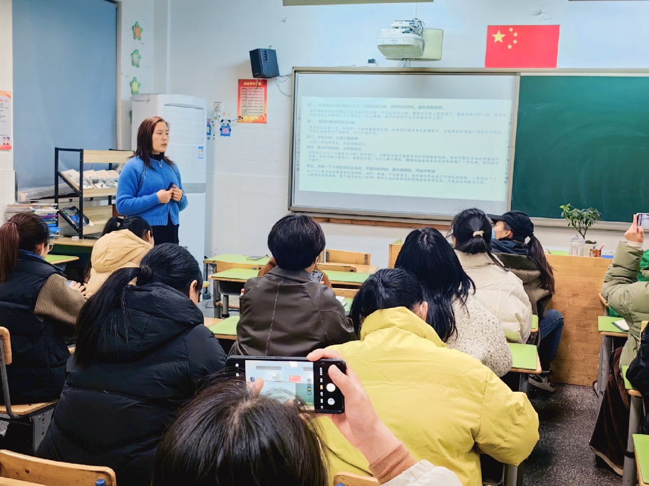 【藍(lán)鯨快訊】藍(lán)鯨心理首席咨詢師葛群亞受邀為裘市小學(xué)講座—關(guān)愛師生身心健康，共筑校園和諧發(fā)展